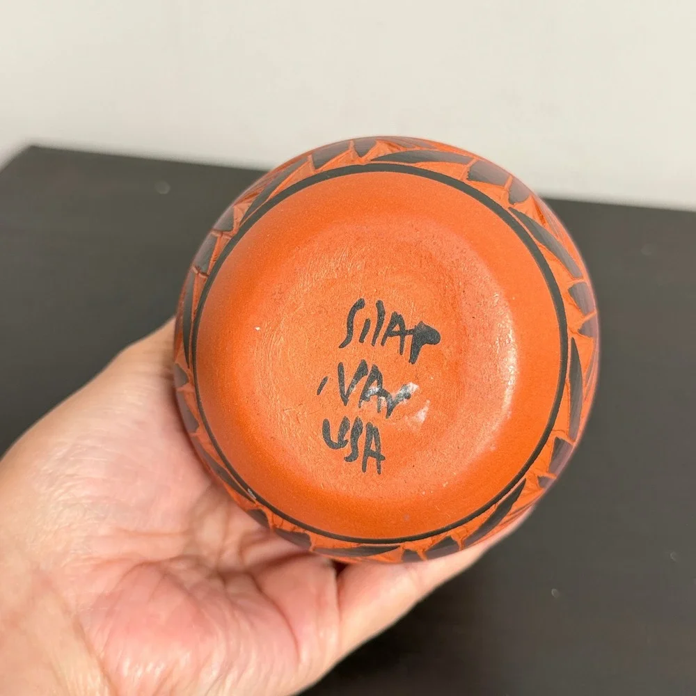 Red Earth Pottery Artist Signed Navajo Native American Hand Painted Vase 4.5